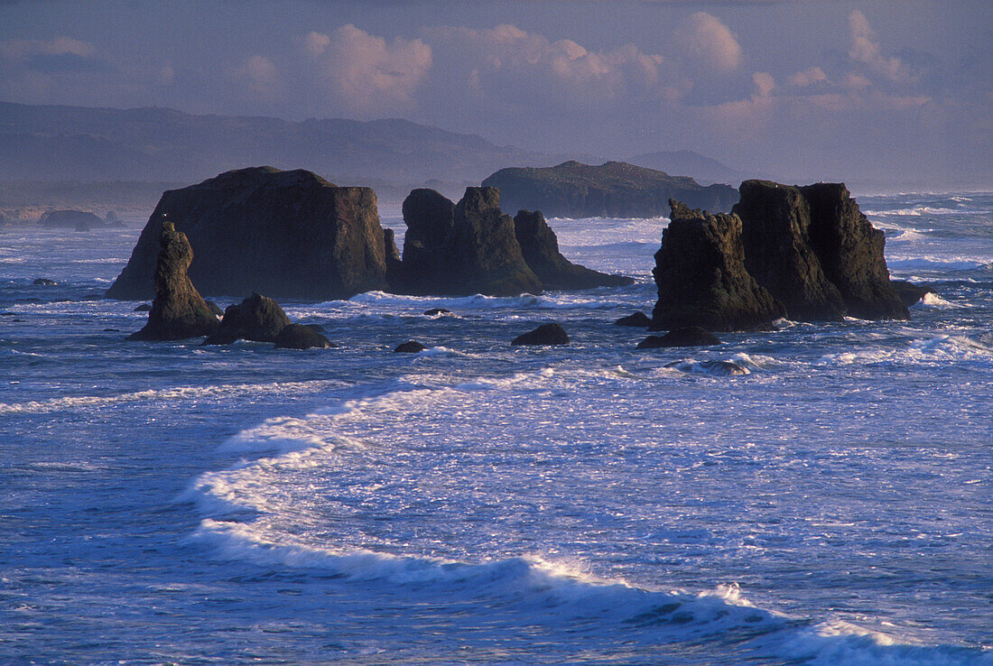 Meeresstapel am Bandon Beach vom Face Rock State Wayside aus; Bandon, Küste von Oregon.