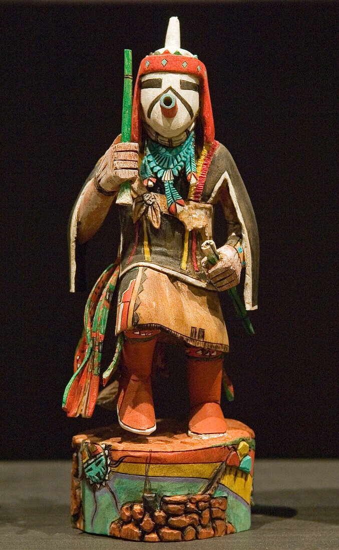Katsina-Figur der Hopi (auch Kachina-Puppe genannt); Heard Museum, Phoenix, Arizona.