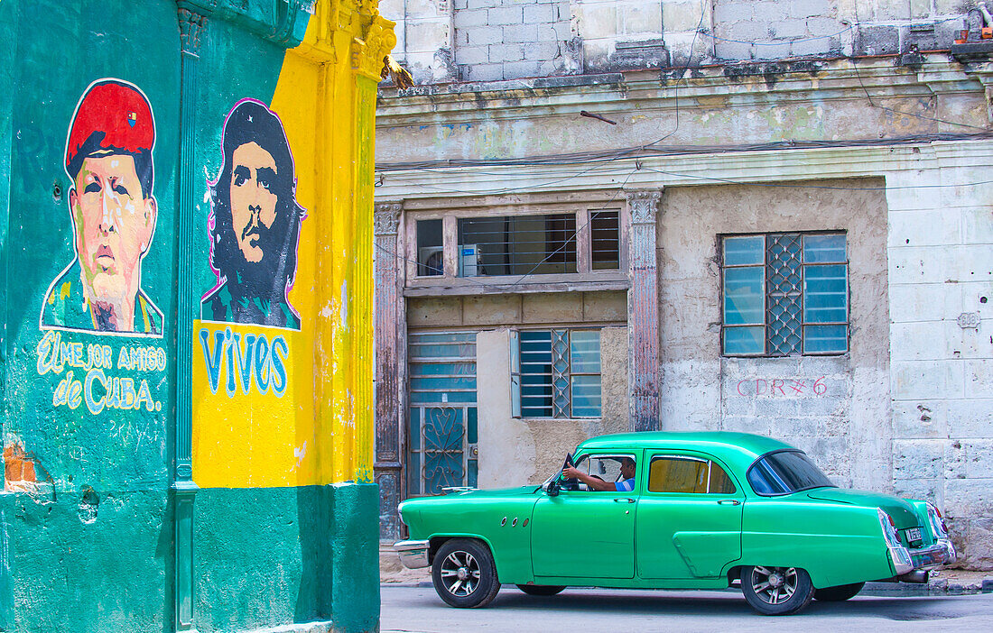 Alter amerikanischer Oldtimer auf einer der Straßen von Havanna-Kuba. Es gibt fast 60.000 amerikanische Oldtimer in Kuba
