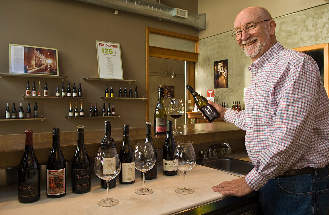 Mitarbeiter des Verkostungsraums des Carlton Winemakers Studio schenken Proben von Weinen aus Oregon aus; Carlton, Oregon.