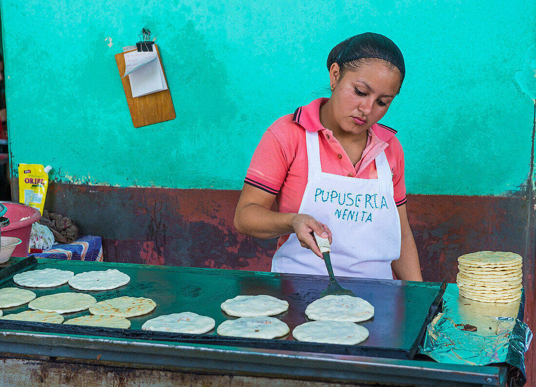 Eine Salvadorianerin bereitet Popusas in Suchitoto, El Salvador, zu. Popusa ist ein traditionelles salvadorianisches Gericht, das aus Maistortilla besteht.