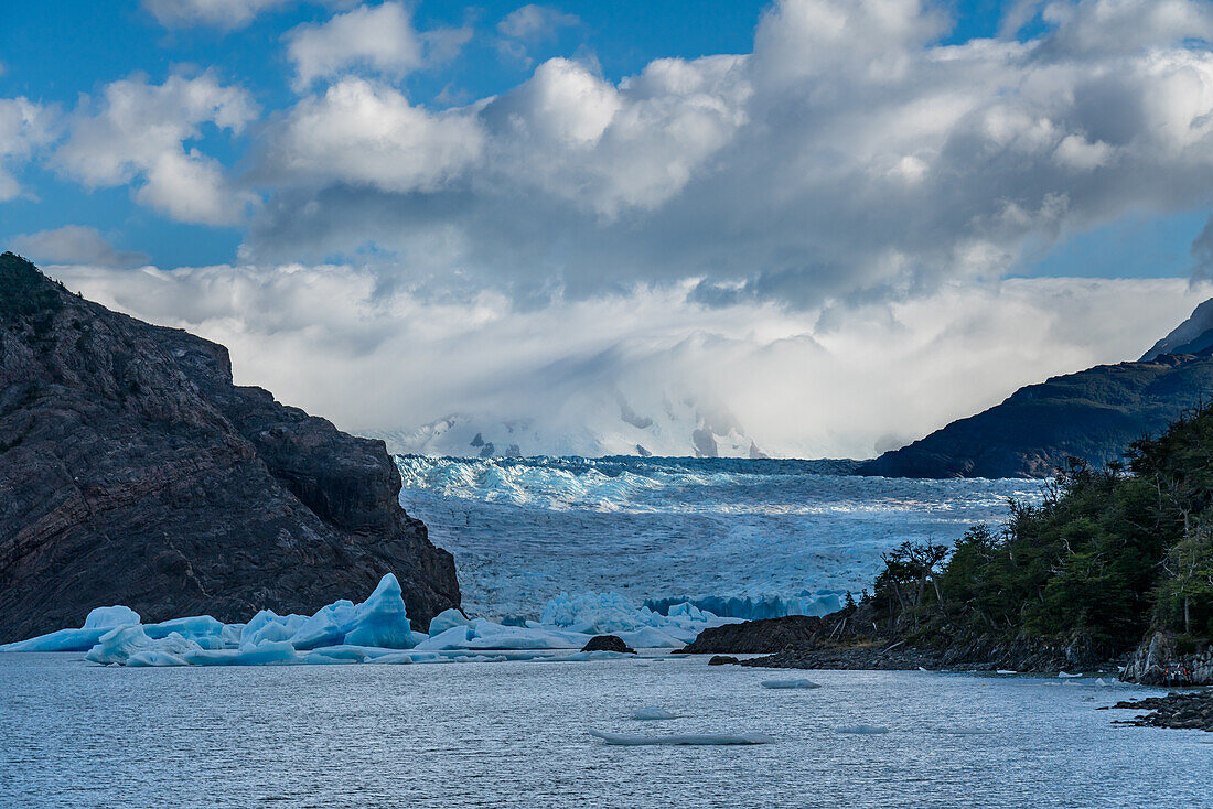 Der Grey-Gletscher und der Lago Grey im Nationalpark Torres del Paine, einem UNESCO-Biosphärenreservat in Chile in der Region Patagonien in Südamerika.