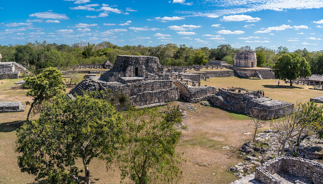 Der Tempel der bemalten Nischen, links, und der runde Tempel oder das Observatorium in den Ruinen der postklassischen Maya-Stadt Mayapan, Yucatan, Mexiko.