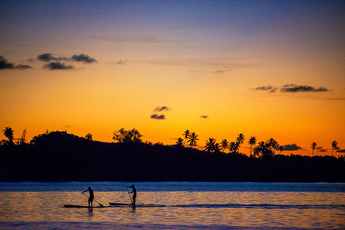 Rudern bei Sonnenuntergang in Tahiti, Französisch-Polynesien, Tahiti Nui, Gesellschaftsinseln, Französisch-Polynesien, Südpazifik.