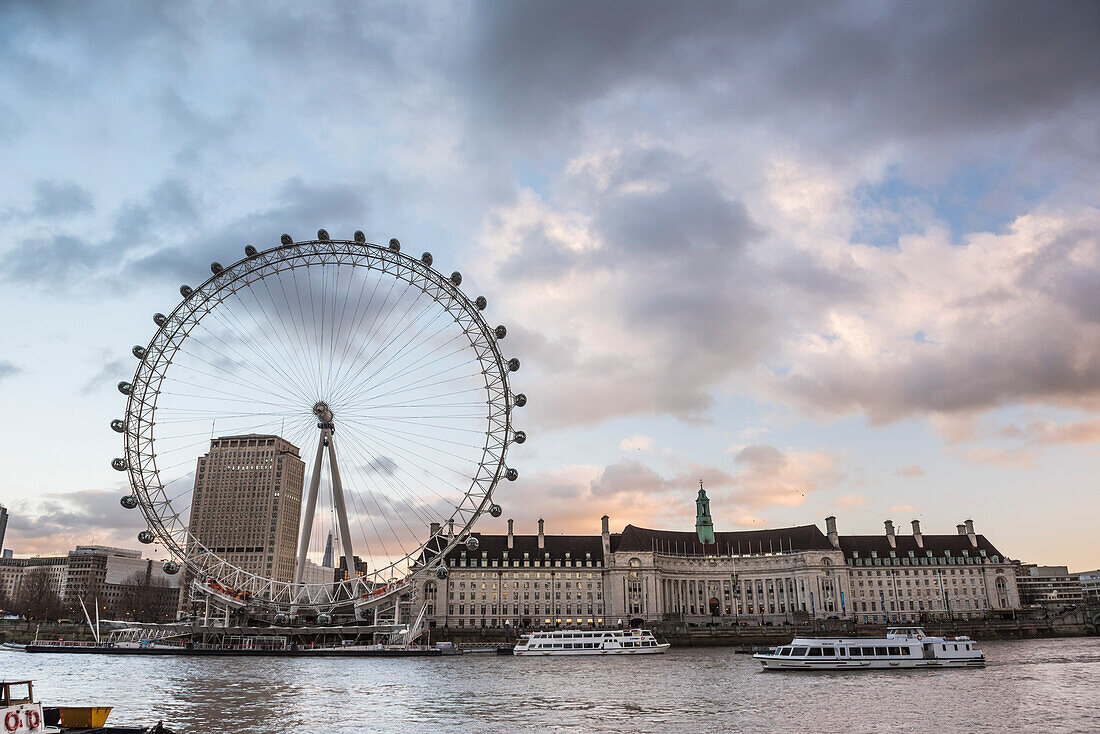 Das London Eye bei Sonnenuntergang (Millennium Wheel), South Bank, London, England