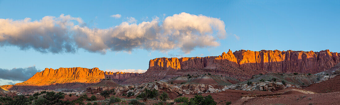 Sonnenaufgangslicht auf den Sandsteinformationen des Capitol Reef National Park in Utah.