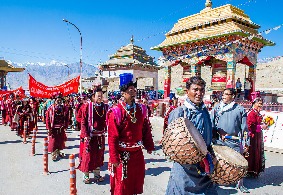 Ladakh-Leute in traditionellen Kostümen nehmen am Ladakh-Festival in Leh, Indien, teil.