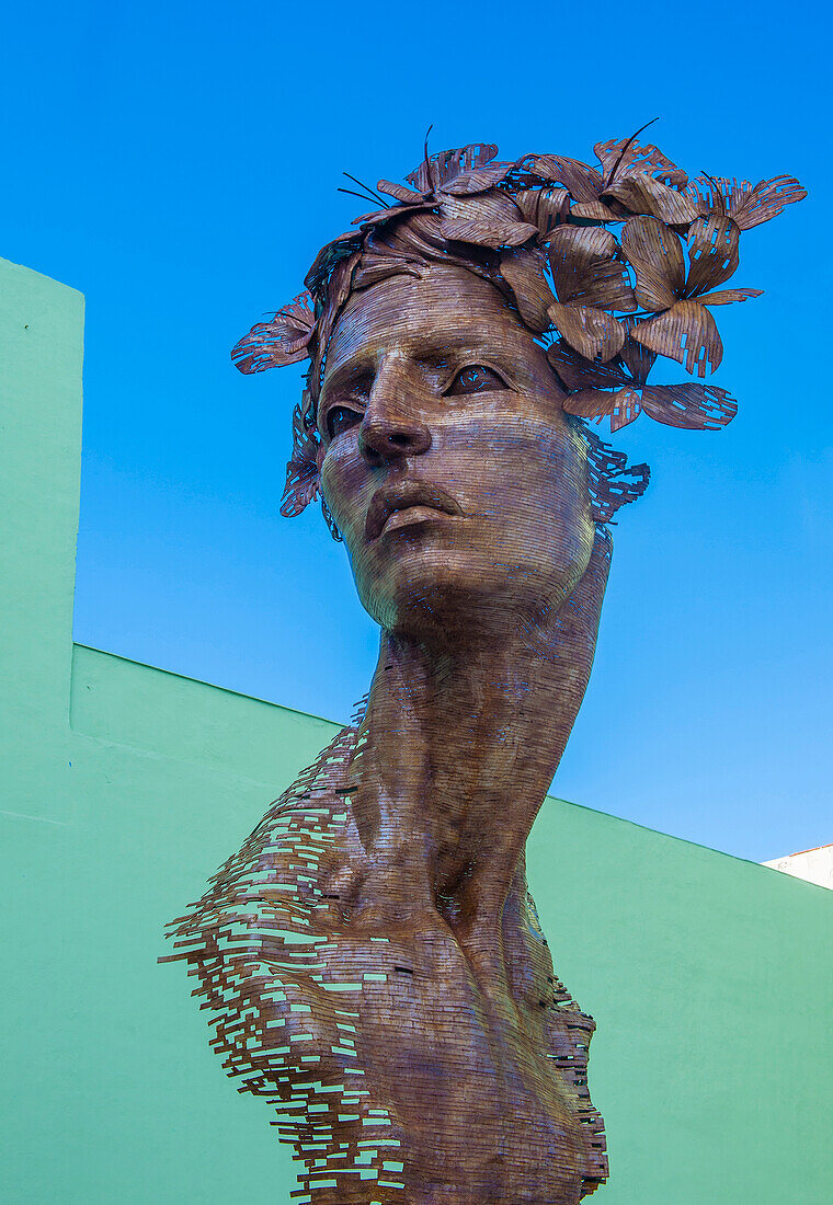 Die Primavera-Statue in Havanna, Kuba. Die Statue wurde von dem Bildhauer Rafael San Juan geschaffen.