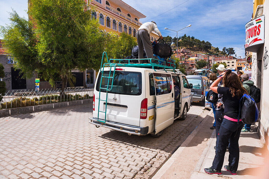 Rucksacktouristen bei der Ankunft an der Copacabana, Bolivien, von Puno, Peru