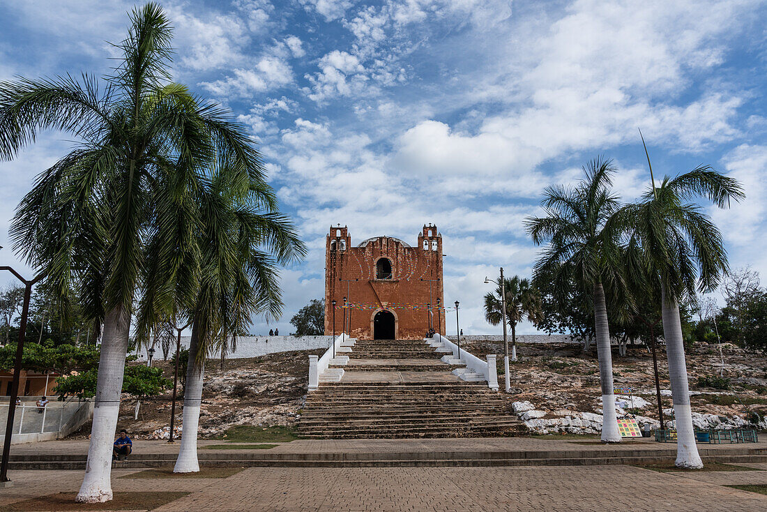 Die Kolonialkirche San Mateo wurde 1779 unter der Leitung von Franziskanermönchen in der Stadt Santa Elena, Yucatan, Mexiko, fertiggestellt.