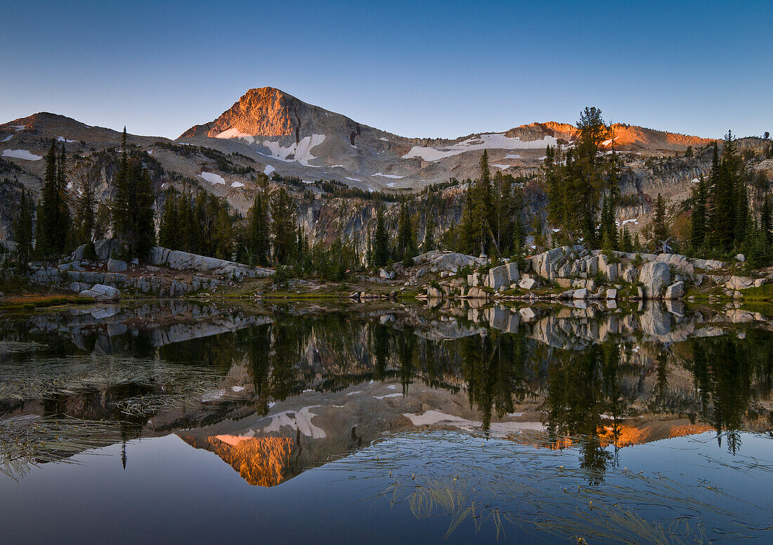 Der Berg Eagle Cap und der Sunshine Lake bei Sonnenaufgang; Lakes Basin, Eagle Cap Wilderness, Wallowa Mountains, nordöstliches Oregon.