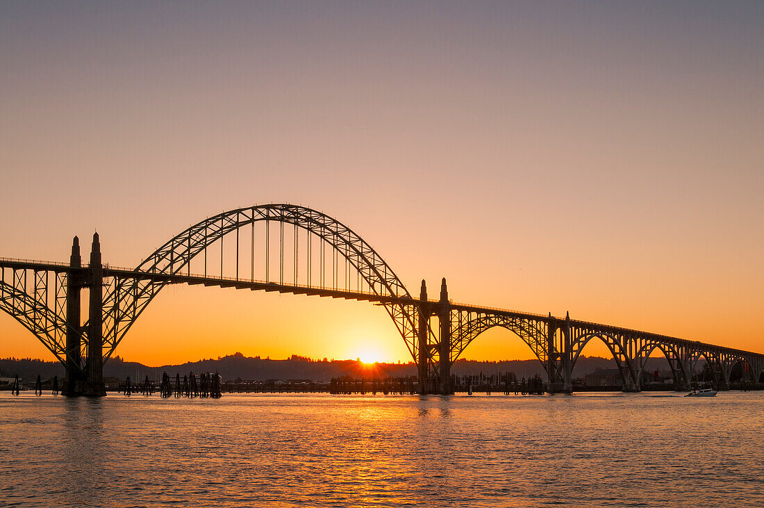 Yaquina Bay Bridge bei Sonnenaufgang, Newport, zentrale Küste von Oregon.