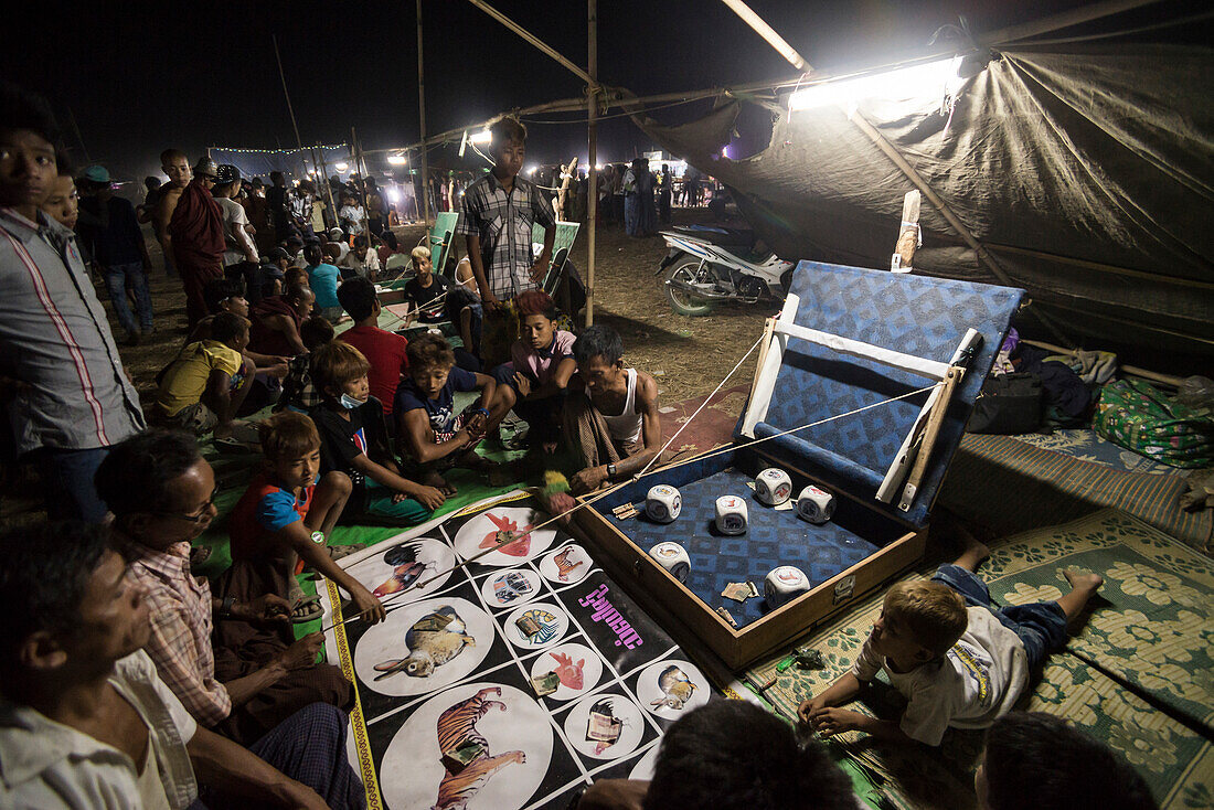 Mrauk U, Dung Bwe Festival für das Ableben eines wichtigen buddhistischen Mönchs, Rakhine State, Myanmar (Burma)