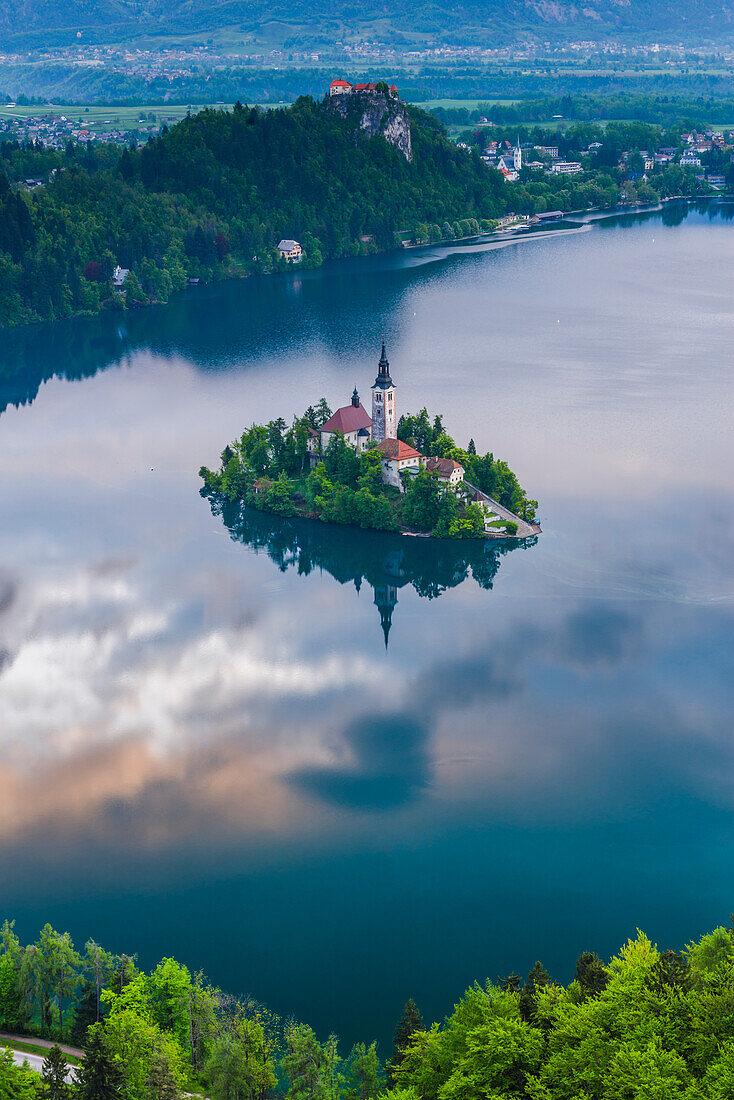 Die Insel Bled und die Burg Bled bei Sonnenaufgang, Julische Alpen, Gorenjska, Slowenien, Europa