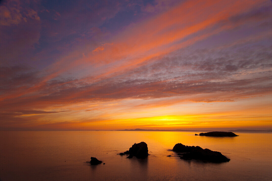 Sonnenuntergang am Rosario Beach, Deception Pass State Park, Fidalgo Island, Washington.