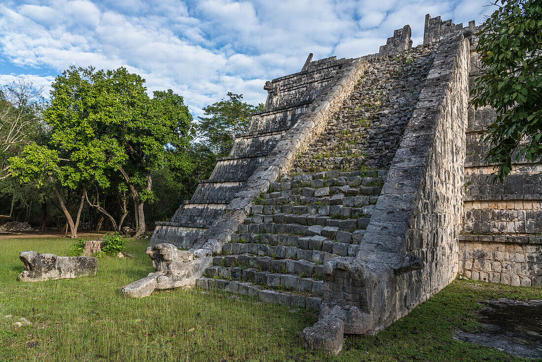 Das Ossuarium oder Osario, der Tempel des Hohepriesters in den Ruinen der großen Maya-Stadt Chichen Itza, Yucatan, Mexiko. Die prähispanische Stadt Chichen-Itza gehört zum UNESCO-Weltkulturerbe.