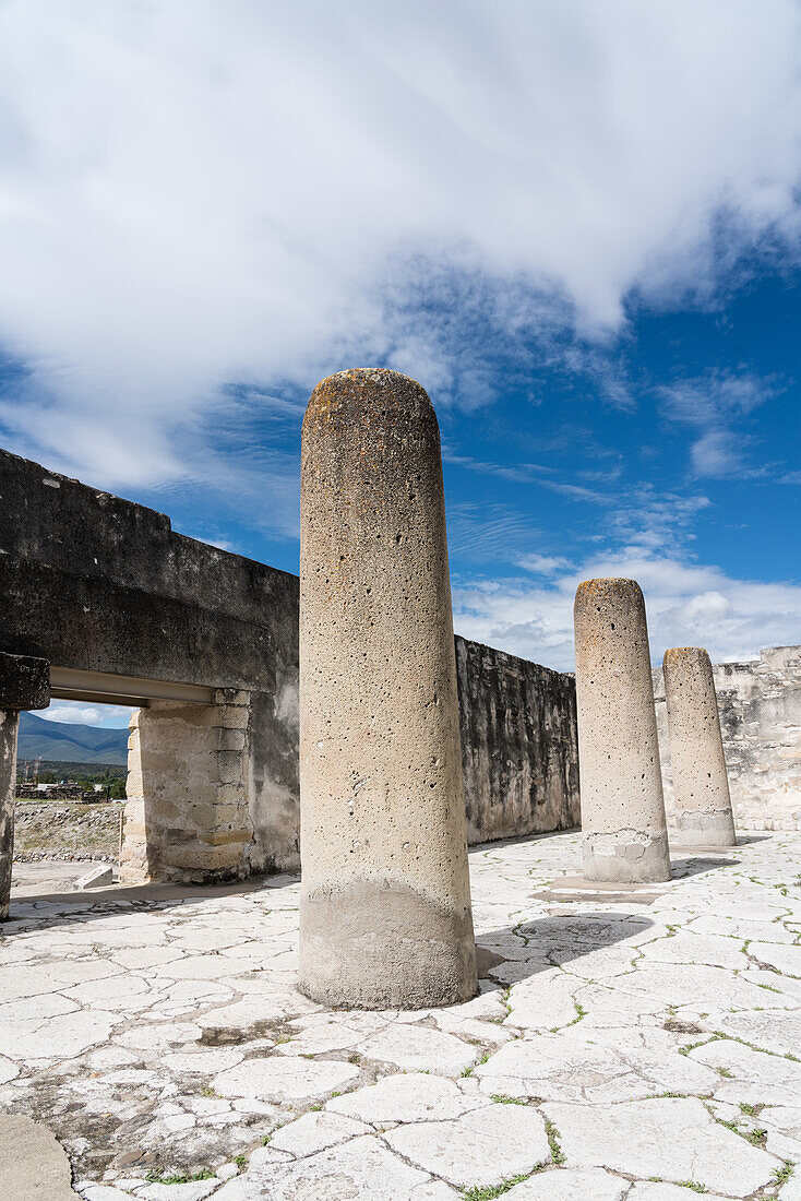 Steinsäulen in der Säulenhalle des Palastes, Gebäude 7, in den Ruinen der Zapotekenstadt Mitla in Oaxaca, Mexiko. Ein UNESCO-Weltkulturerbe.