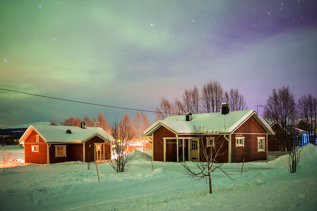 Nordlichter (Aurora Borealis) über Akaslompolo, einer kleinen Stadt in Finnisch-Lappland, innerhalb des Polarkreises in Finnland