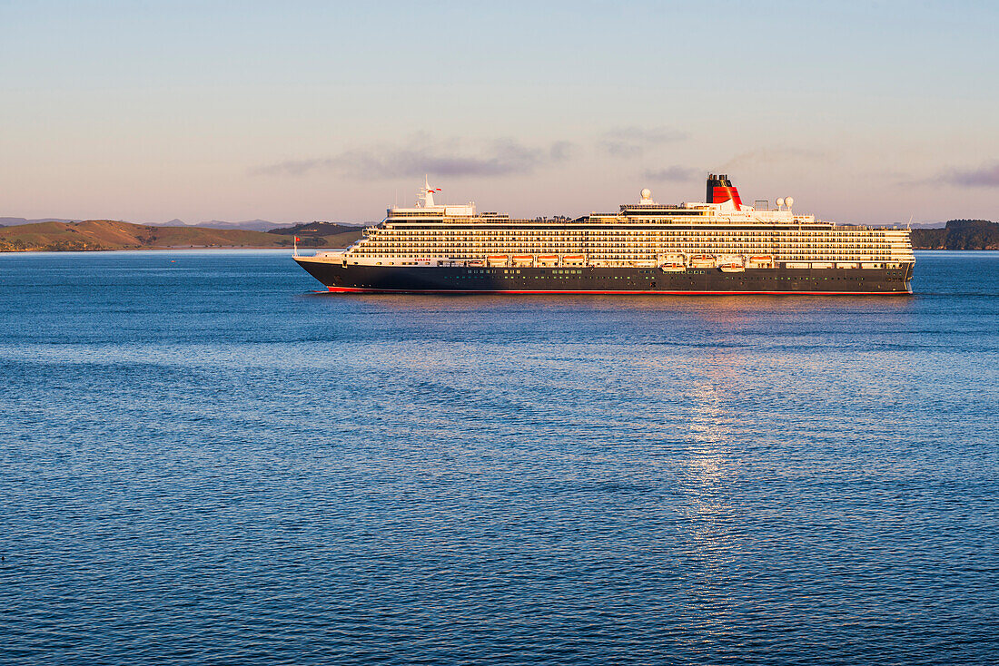 Queen Elizabeth, ein Cunard-Kreuzfahrtschiff in der Bay of Islands bei Russell, Region Northland, Nordinsel, Neuseeland