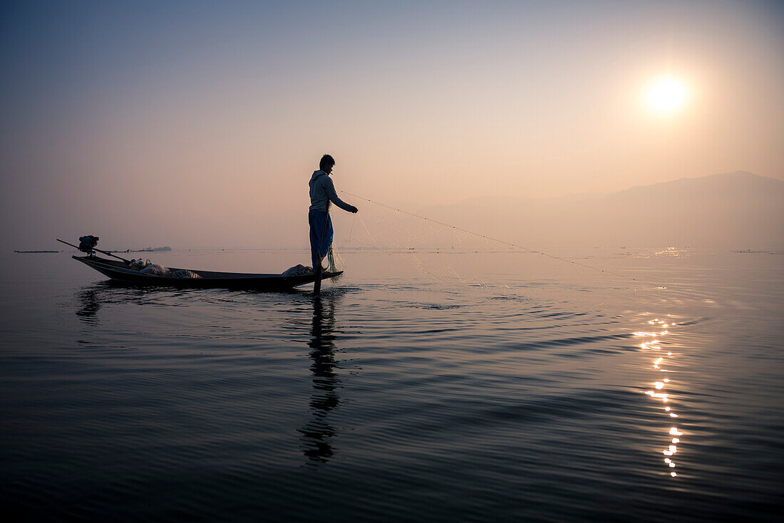 Fischer am Inle-See bei Sonnenaufgang (Intha-Fischer), in der Nähe von Nyaungshwe, Shan-Staat, Myanmar (Birma)