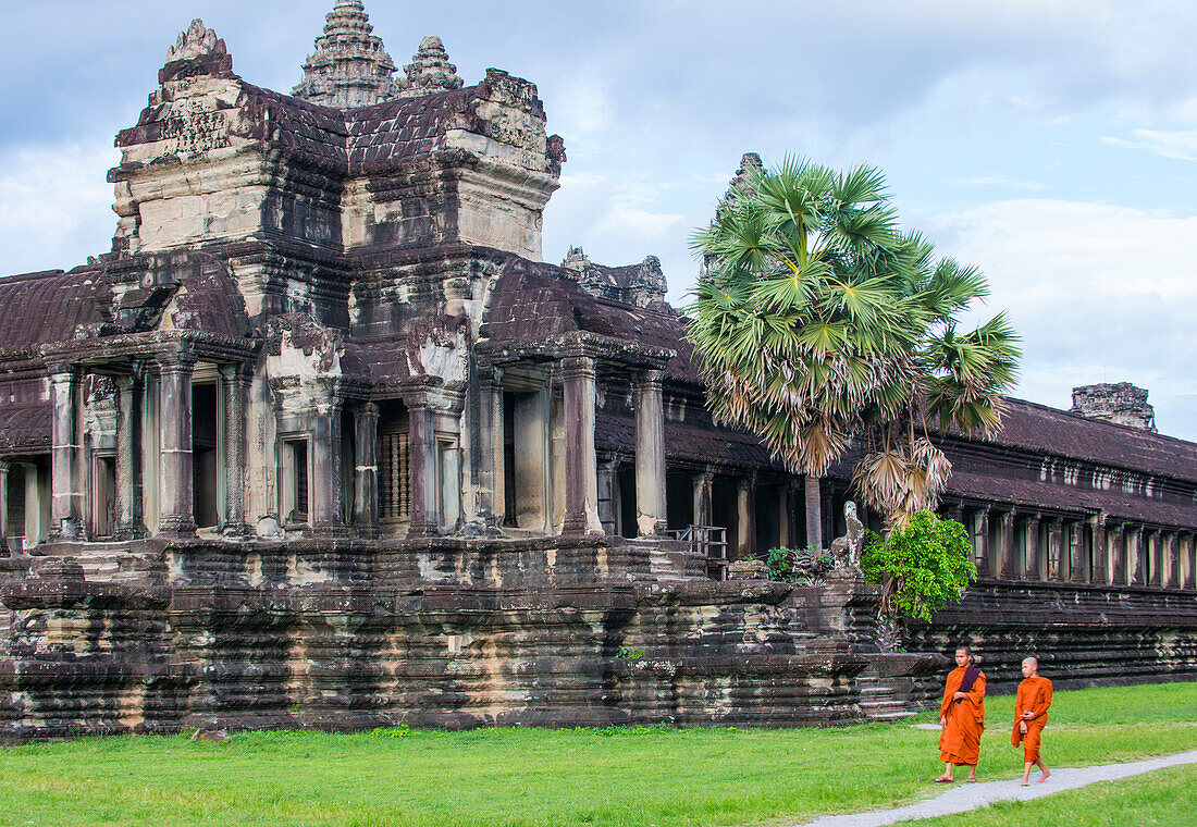 Budhistische Mönche im Angkor Wat-Tempel in Siem Reap, Kambodscha