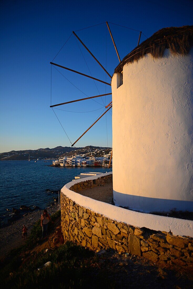 Traditionelle Windmühlen (Kato Milli) bei Sonnenuntergang in Mykonos-Stadt, Griechenland