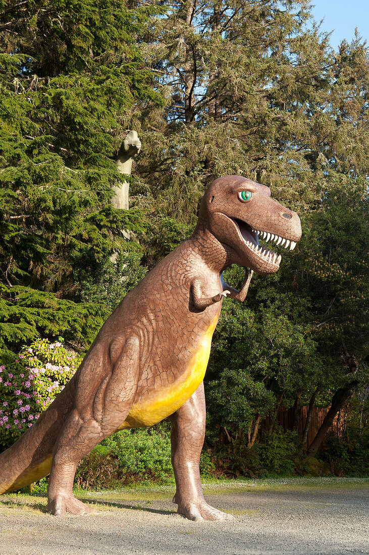 Dinosaurier-Statue in den Prehistoric Gardens, Highway 101, Südküste von Oregon.