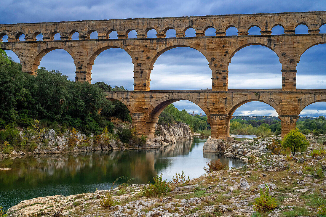 Pont du Gard, Region Languedoc-Roussillon, Frankreich, Unesco-Welterbestätte. Das römische Aquädukt überquert den Fluss Gardon in der Nähe von Vers-Pon-du-Gard im Languedoc-Roussillon und ist 2000 Jahre alt.