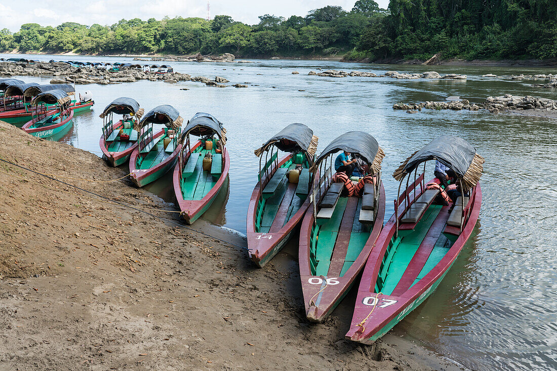 Barkassen am Ufer von Frontera Corozal am Usumacinta-Fluss in Chiapas, Mexiko.