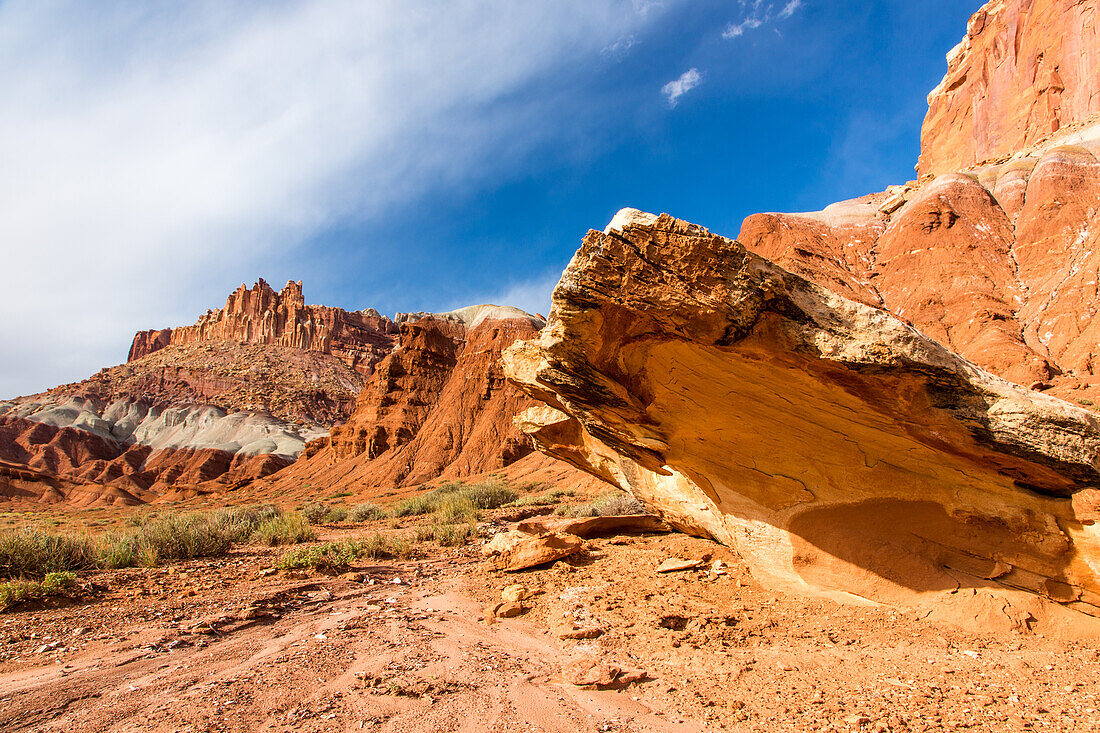 Eine erodierte Sandsteinformation mit dem Schloss im Hintergrund im Capitol Reef National Park in Utah.