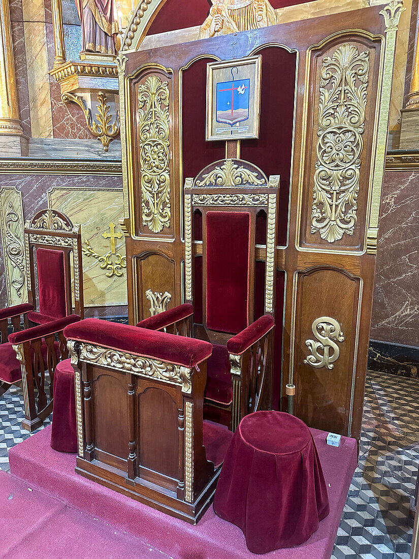 Die Kathedra oder der Bischofsstuhl in der Kathedrale Unserer Lieben Frau von Loreto, Mendoza, Argentinien.