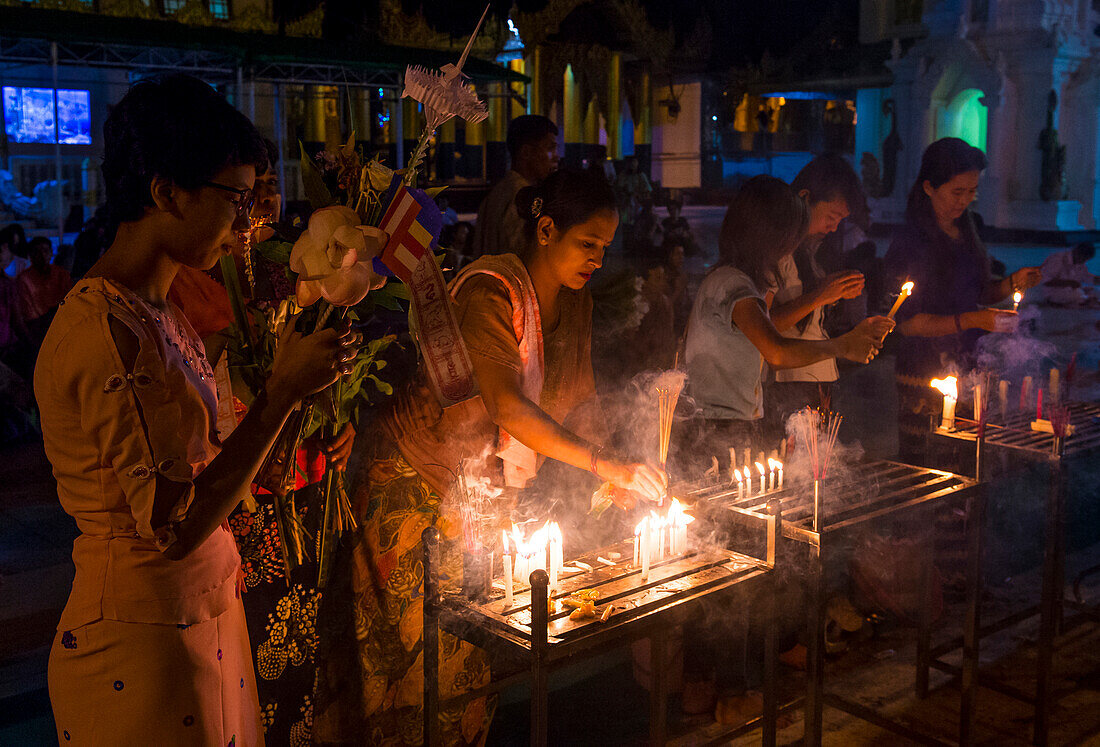 Burmese people prays at Shwedagon Pagoda in Yangon, Myanmar o