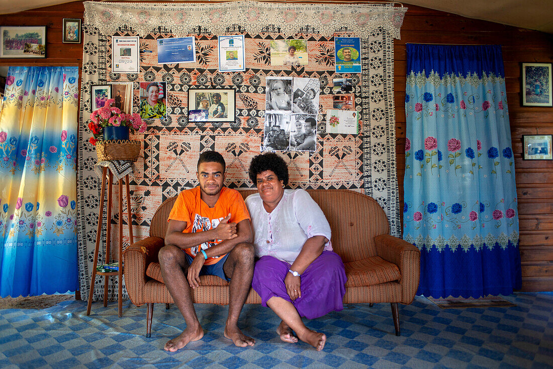 Familie in einem Haus auf der Insel Solevu und der Insel Yaro auf der Insel Malolo der Mamanucas-Inselgruppe in Fidschi