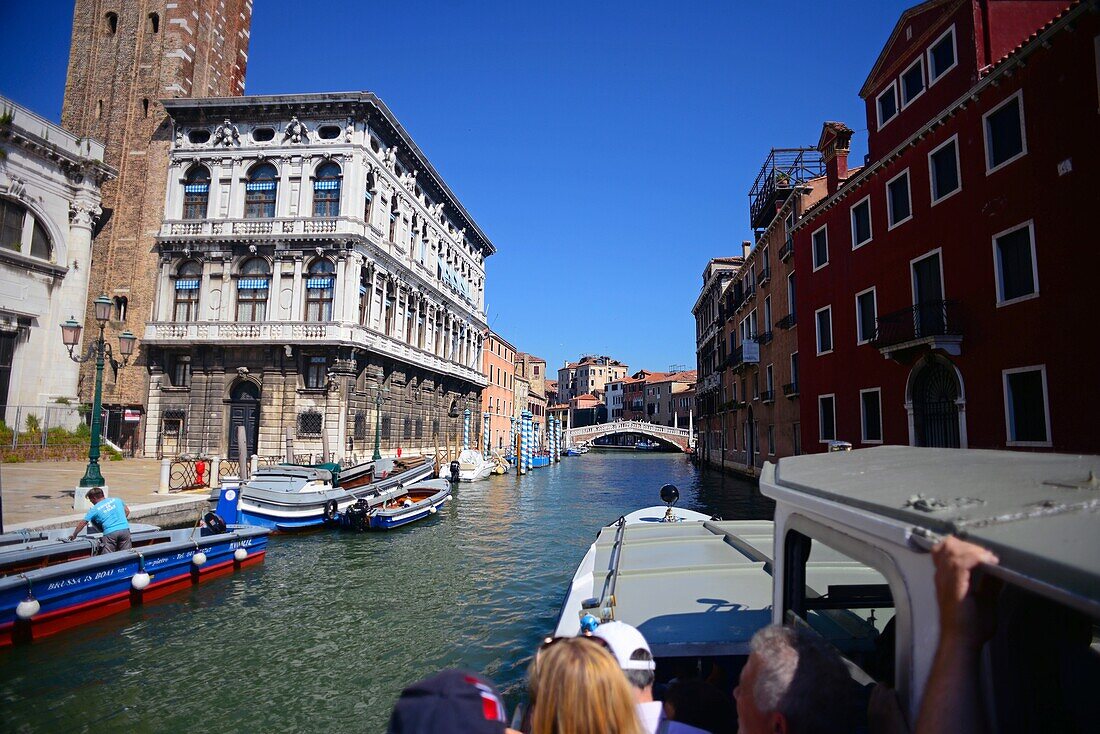 Überqueren eines Kanals in Venedig mit einem Vaporetto, Italien