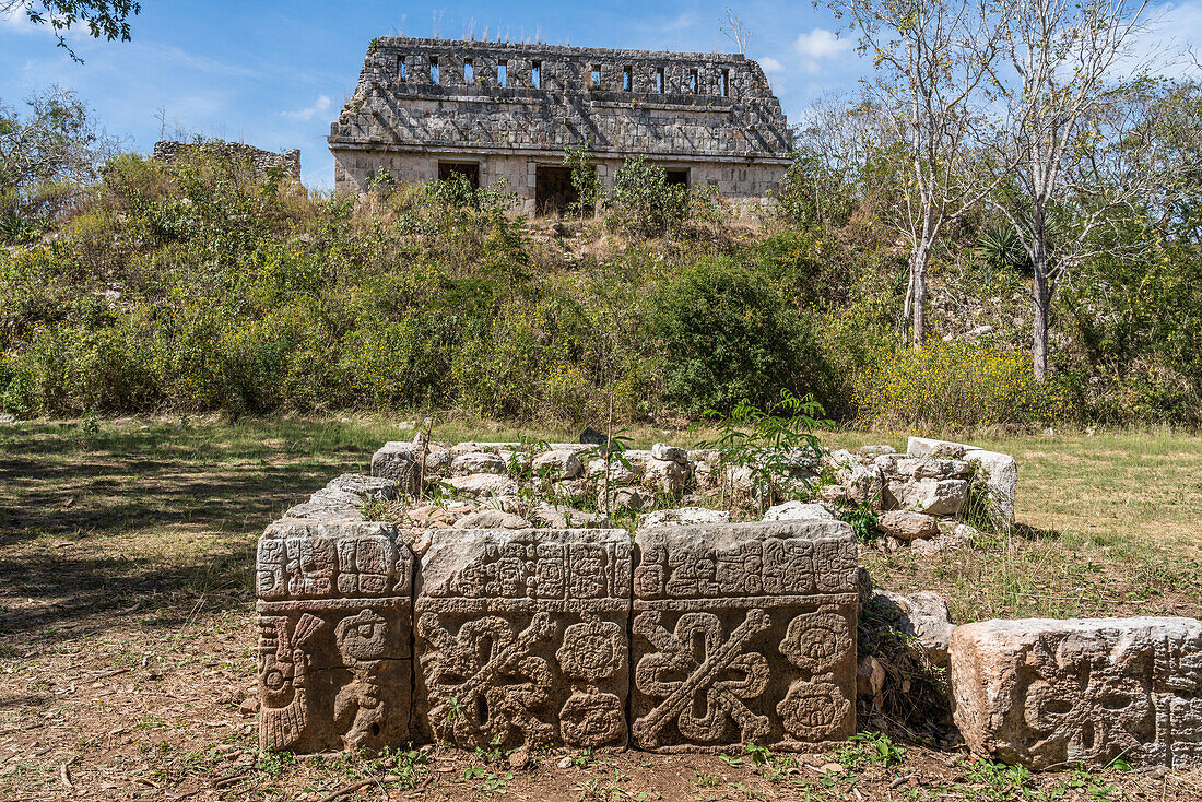 Der Friedhofskomplex in den Ruinen der Maya-Stadt Uxmal in Yucatan, Mexiko. Die prähispanische Stadt Uxmal gehört zum UNESCO-Weltkulturerbe.