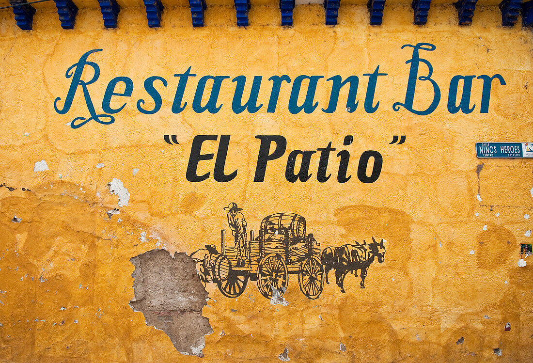 Schild an der Wand für das Restaurant und die Bar El Patio; Chapala-See, Jalisco, Mexiko.