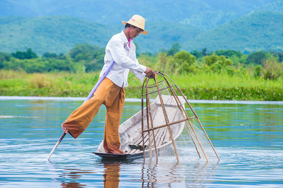 Birmesischer Fischer am Inle-See, Myanmar