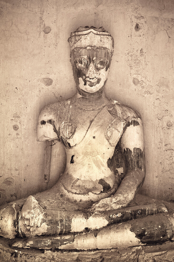 Antike Buddha-Statue in den Ruinen des buddhistischen Tempels Wat Chaiwatthanaram in Ayutthaya, Thailand.