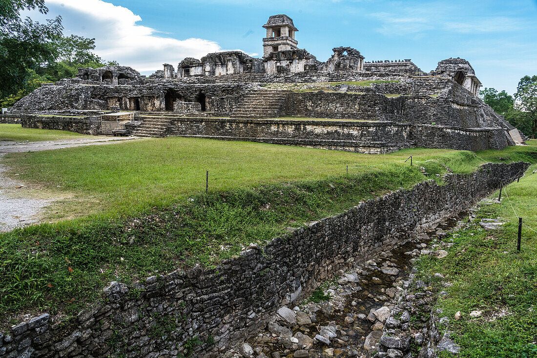 Der Palast und das Aquädukt in den Ruinen der Maya-Stadt Palenque, Palenque-Nationalpark, Chiapas, Mexiko. Ein UNESCO-Weltkulturerbe.