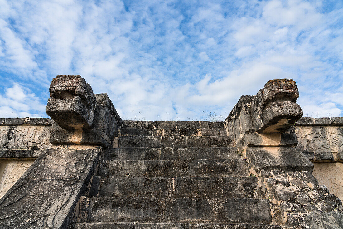 Die Plattform der Adler und Jaguare, gebaut im Maya-Tolteken-Stil, in den Ruinen der großen Maya-Stadt Chichen Itza, Yucatan, Mexiko. Die prähispanische Stadt Chichen-Itza gehört zum UNESCO-Weltkulturerbe.