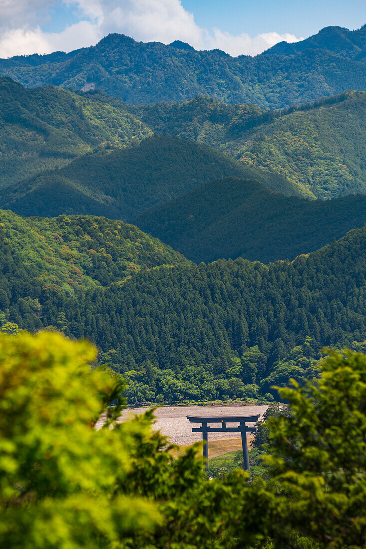 Kumano Kodo Pilgerweg. Otorii. Tori-Schrein-Tor, das den Eingang zu Oyunohara markiert. Nakahechi. Präfektur Wakayama. Halbinsel Kii. Region Kansai. Honshü-Insel. UNESCO-Weltkulturerbe.
