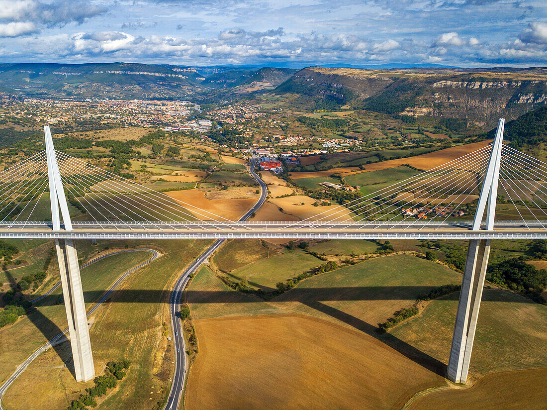 Luftaufnahme des Millau-Viadukts des Architekten Norman Foster zwischen der Causse du Larzac und der Causse de Sauveterre über dem Tarn, Aveyron, Frankreich. Schrägseilbrücke, die das Tal des Flusses Tarn überspannt. Autobahn A75, gebaut von Michel Virlogeux und Norman Foster, zwischen den Causses de Sauveterre und den Causses du Larzac oberhalb des Flusses Tarn, Regionaler Naturpark Grands Causses.