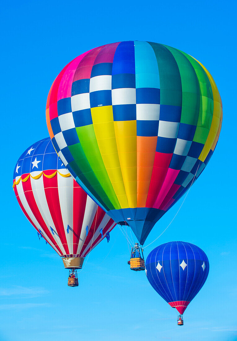 Ballons fliegen über Albuquerque, New Mexico, während der Albuquerque Balloon Fiesta. Es ist die größte Ballonveranstaltung der Welt.