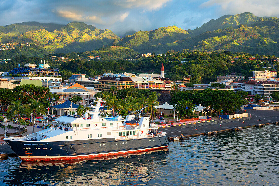Hanse explorer im Hafen von Papeete. Tahiti, Französisch-Polynesien, Hafen von Papeete, Tahiti Nui, Gesellschaftsinseln, Französisch-Polynesien, Südpazifik.
