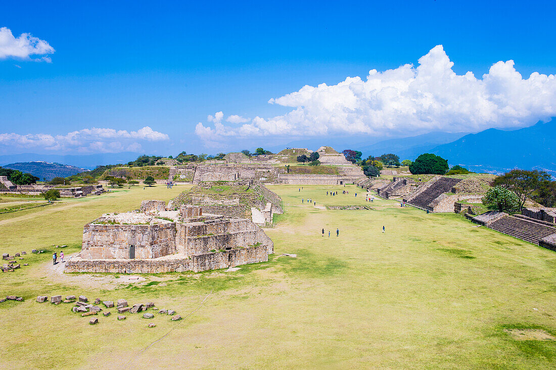 Die Ruinen der zapotekischen Stadt Monte Alban in Oaxaca, Mexiko. Der Park gehört seit 1987 zum UNESCO-Weltkulturerbe.