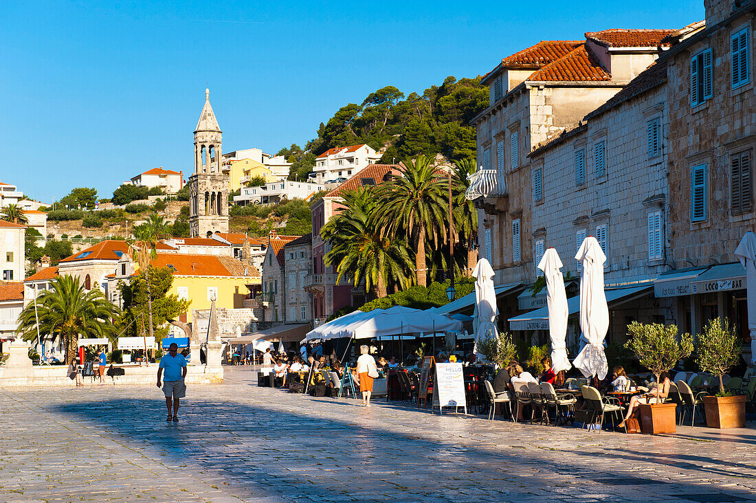 Glockenturm einer Kirche, Stadt Hvar, Insel Hvar, Dalmatinische Küste, Kroatien. Dies ist ein Foto des Glockenturms einer Kirche im Stadtzentrum von Hvar, Insel Hvar, dalmatinische Küste, Kroatien.