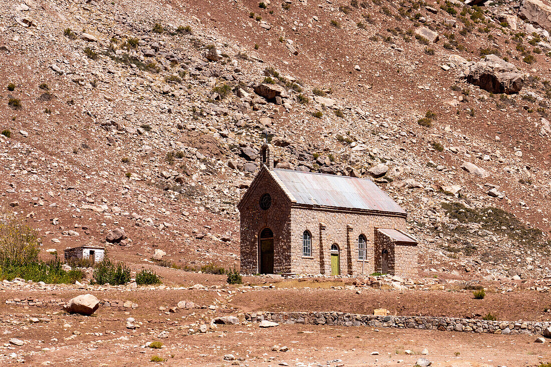 Die Kapelle Unsere Liebe Frau vom Schnee, Capilla Nuestra Señora de las Nieves, eine spanische Kolonialkirche in Puente del Inca, Argentinien.