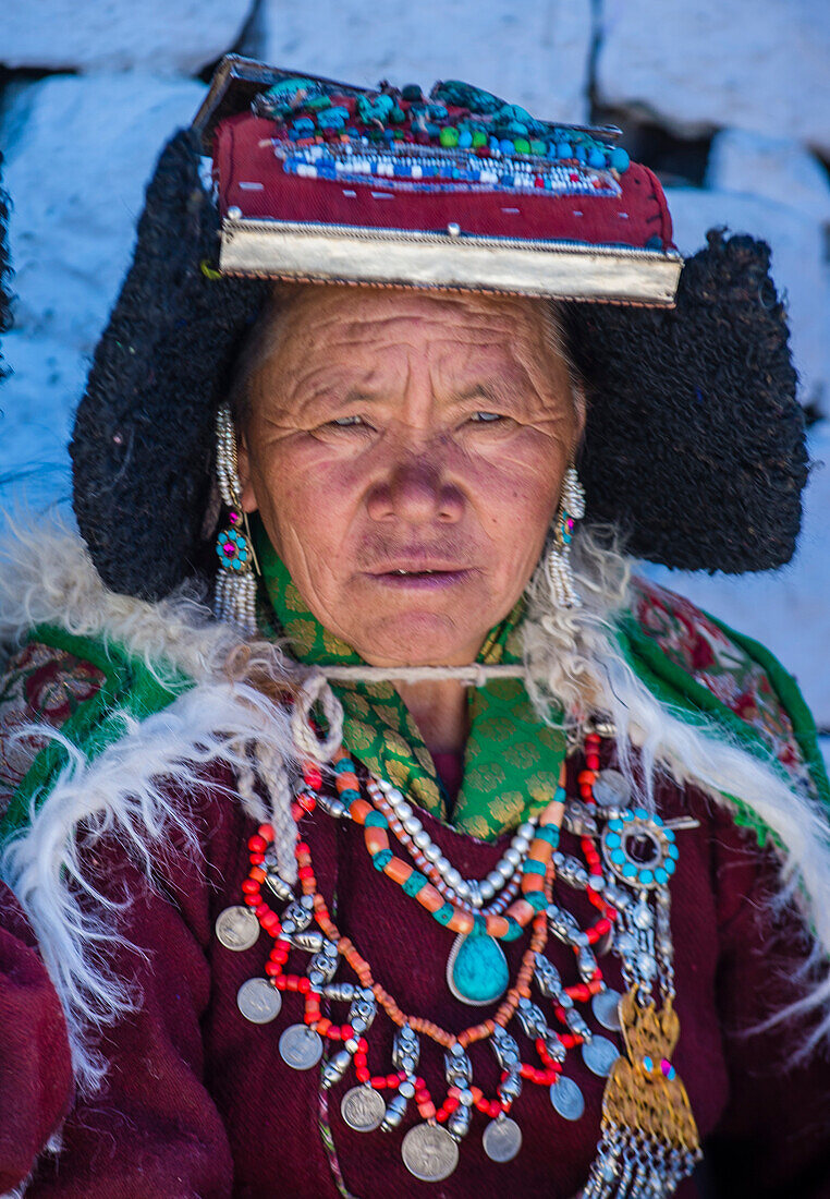 Ladakhi mit traditionellen Kostümen nehmen am Ladakh-Festival in Leh, Indien, teil