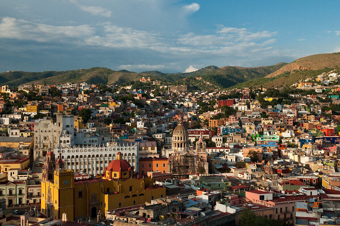 Zentral-Guanajuato vom Aussichtspunkt El Pipila aus; Guanajuato, Mexiko.