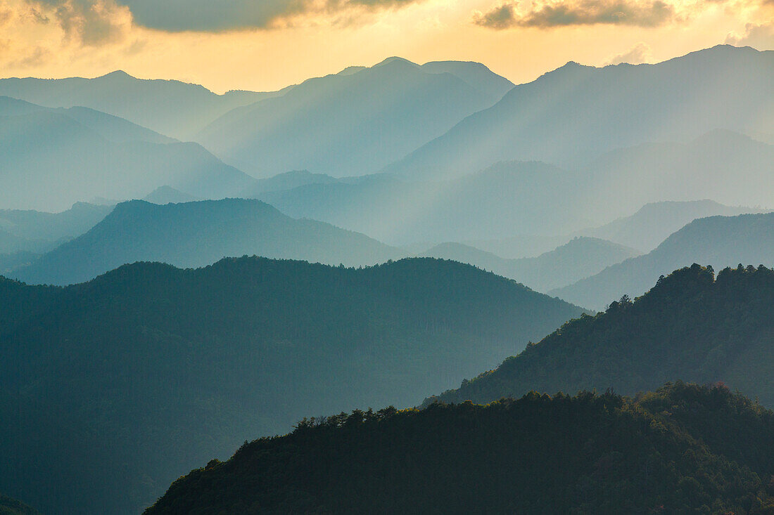 Kumano Kodo Pilgerroute. Heilige Kumano-Berge vom Aussichtspunkt Hyakken-gura. Zwischen den Gebieten Hongu und Nachi. Präfektur Wakayama. UNESCO .Japan